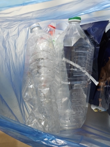 라벨 떼고 분리수거하기