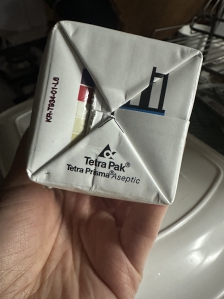 테트라팩에 담긴 생수예요