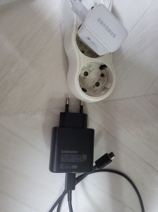 충전기 안쓸때는 빼놔요.