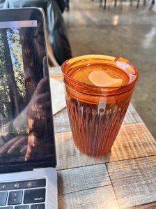 쌀쌀한 날에 따끈한 커피 한 잔