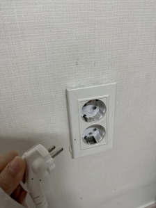 외출을 하거나 사용하지 않을때는 전기코드를 항상 빼요 