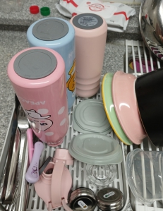 아이들 텀블러사용 후 세척 중