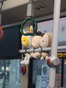 출근버스에서 출몰하는 귀여운 인형들!