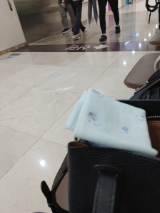 손수건챙겨  병원왔어요
