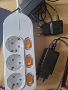 멀티탭 사용과 안쓰는 충전기 뽑아두기!
