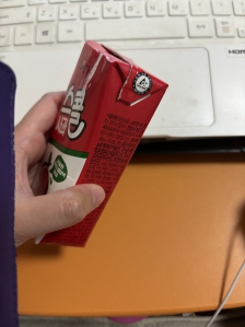 사과주스 먹다가 테트라팩 발견