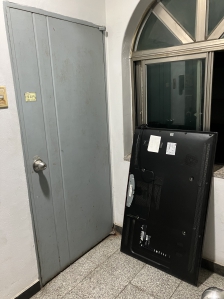 커다란 티비 배출했습니다.