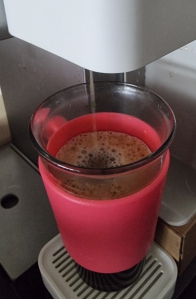 투명 유리컵에 커피한잔~