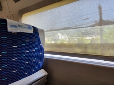 오늘은 자가용 대신 기차를 타고 여항 갑니다.