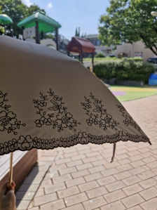 버스비 아끼고 걸으며 양산써요