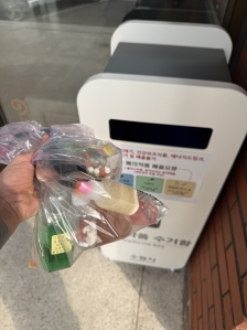 약수거함에 넣고왔어요