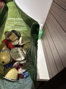 오랜만에 재활용커피캡슐 매장에 가져다 주었네요