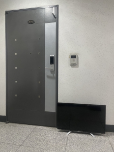 망가진 모니터 폐가전 제품 배출 