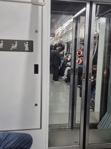 지하철 타고  외근~