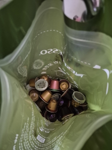 커피 캡슐 모으는 중이에요