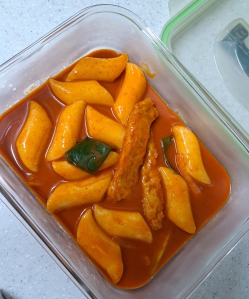 다회용기에 떡볶이 포장해왔어요 