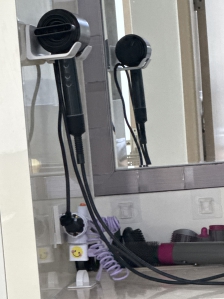 안스는 전기제품 코드 뽑거나 멀티탭 사용하기